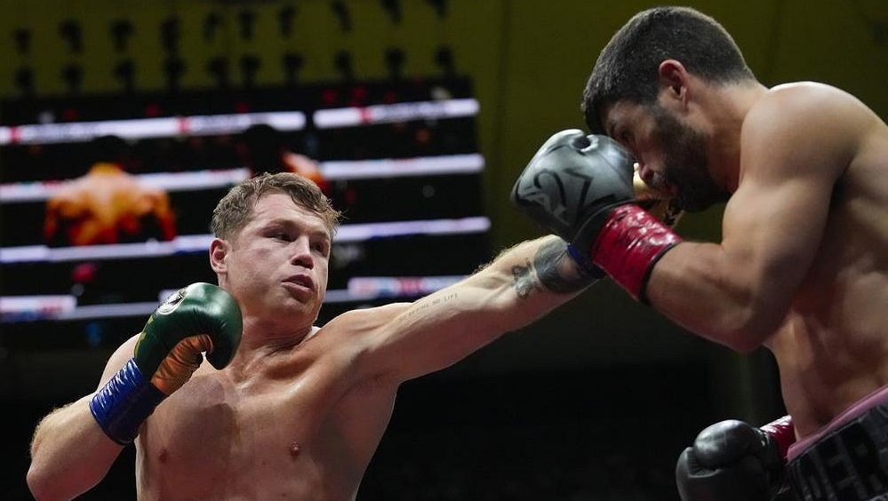 Mexický boxer Canelo udržel titul všeobecně uznávaného šampiona